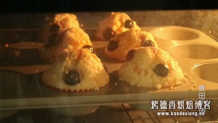 这款爆浆蓝莓玛芬蛋糕,烘焙新手也能玩转,出炉就吃了3个