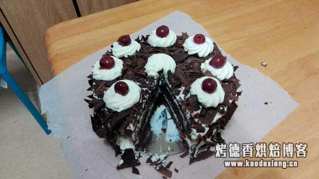 做海绵蛋糕全蛋打发后筛入面粉怎么搅拌才能不消泡呢?