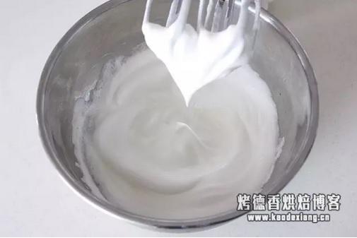 比戚风蛋糕更简单更口感细腻的巧克力海绵蛋糕做法来啦