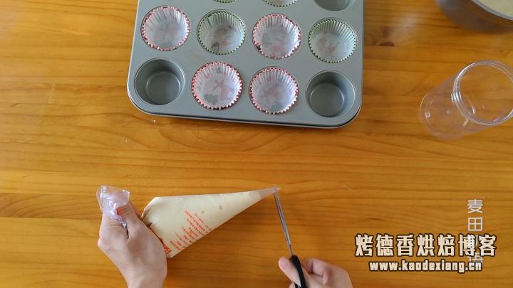 简单快速的海绵纸杯蛋糕,不裂不塌成功率超高