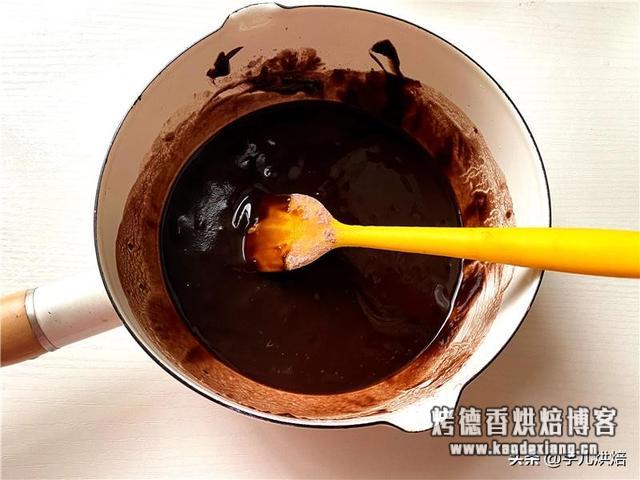 教你做巧克力古早味蛋糕,黄金比例配方,不缩不塌,棉花一般柔软