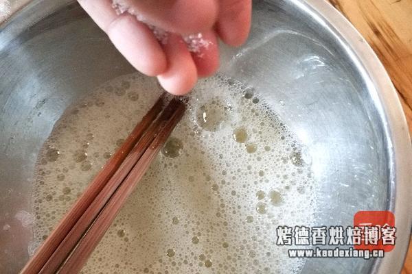 电饭煲蛋糕的做法图解 教你做老人小孩爱吃的蒸蛋糕,好吃不上火,做法简单,蒸一蒸就好