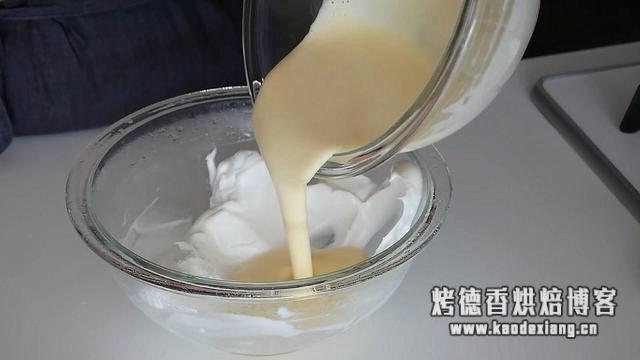 做蛋糕时,如何更容易地打发好蛋白?我有个小秘诀要告诉你