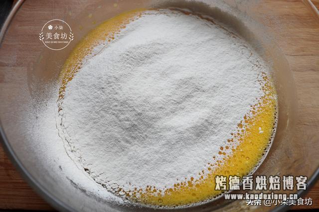 晒晒我家戚风蛋糕,掌握2个关键点,松软不塌陷,出炉瞬间被扫光