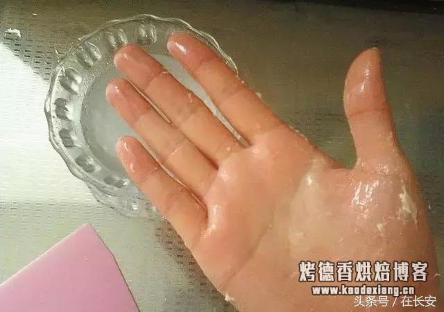 最详细的手工揉面方法，窍门、手法全在里面 如何揉面光滑