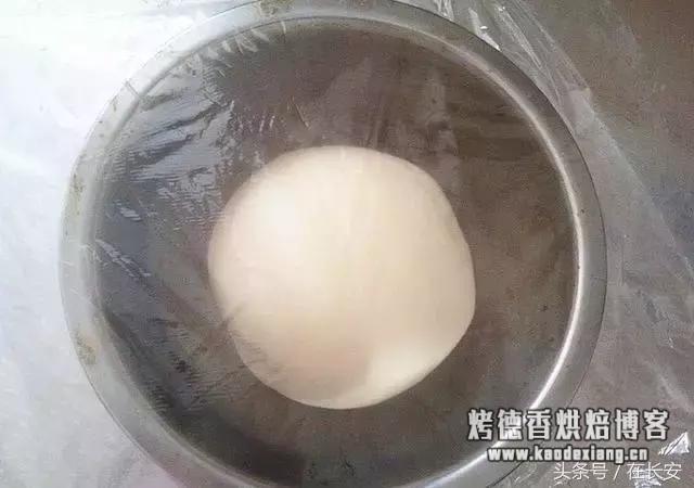 最详细的手工揉面方法，窍门、手法全在里面 如何揉面光滑