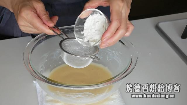 做蛋糕时,如何更容易地打发好蛋白?我有个小秘诀要告诉你