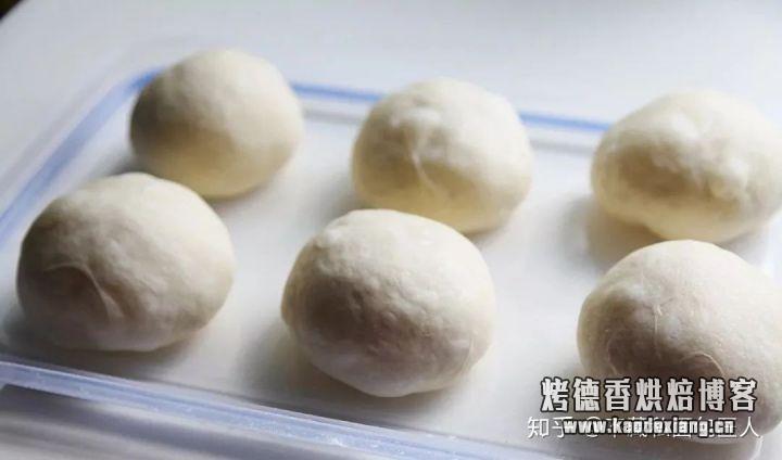 面包制作中,滚圆这个步骤怎么操作?
