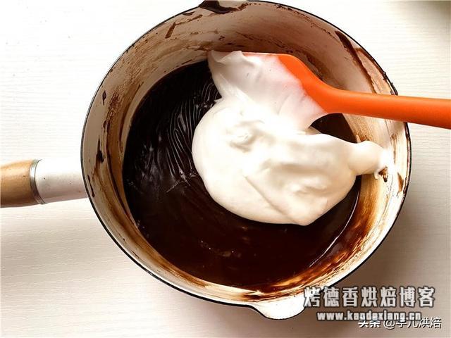 教你做巧克力古早味蛋糕,黄金比例配方,不缩不塌,棉花一般柔软