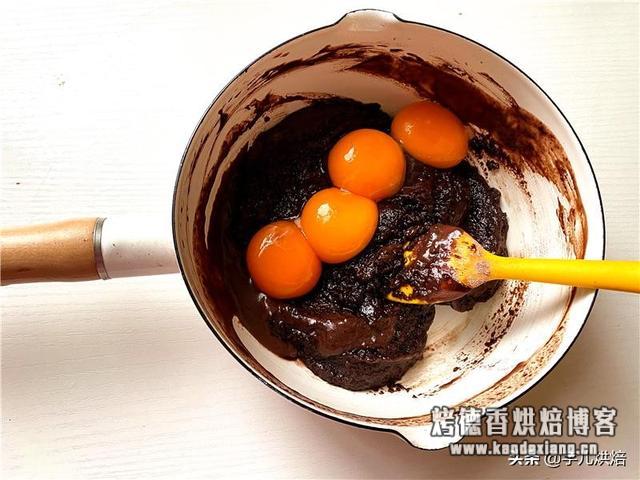 教你做巧克力古早味蛋糕,黄金比例配方,不缩不塌,棉花一般柔软