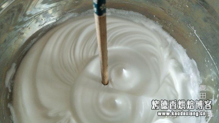 为了做好这个戚风蛋糕,我用了一整箱鸡蛋,从此告别凹底和塌陷