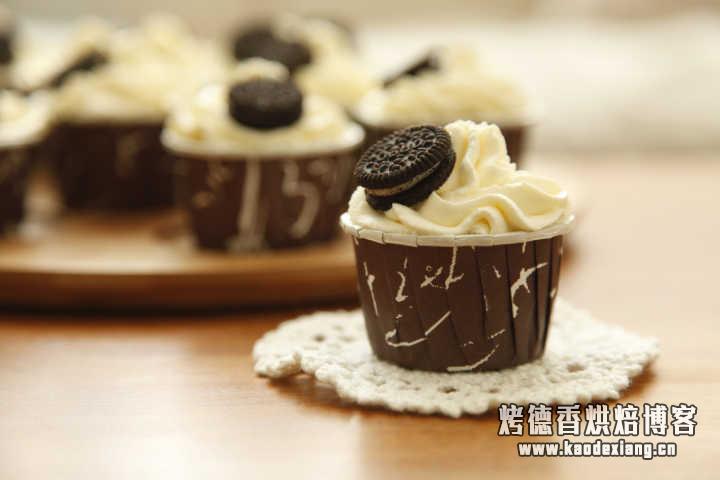 做杯子蛋糕纸杯是带纸杯一起烤吗？