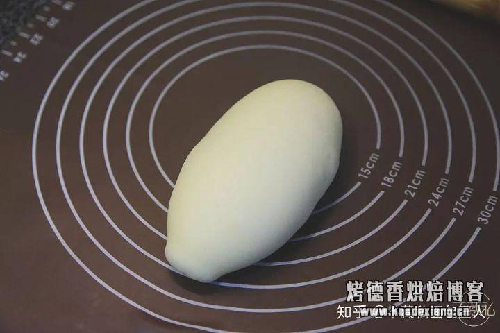 面包制作中,滚圆这个步骤怎么操作?