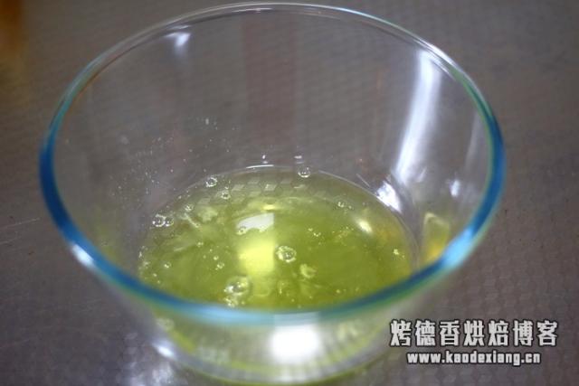 8寸戚风蛋糕的做法,适合烘焙新手制作,口感细腻绵软,零失败