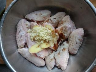 微波炉鸡翅的做法窍门，想吃炸鸡翅，没有烤箱没有油锅，就用微波炉来做