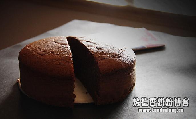 比戚风蛋糕更简单更口感细腻的巧克力海绵蛋糕做法来啦