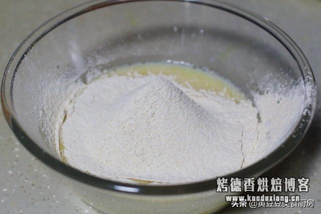 推荐给零基础烘焙爱好者学习的一款蛋糕做法,口感松软细腻