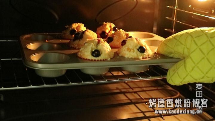 这款爆浆蓝莓玛芬蛋糕,烘焙新手也能玩转,出炉就吃了3个