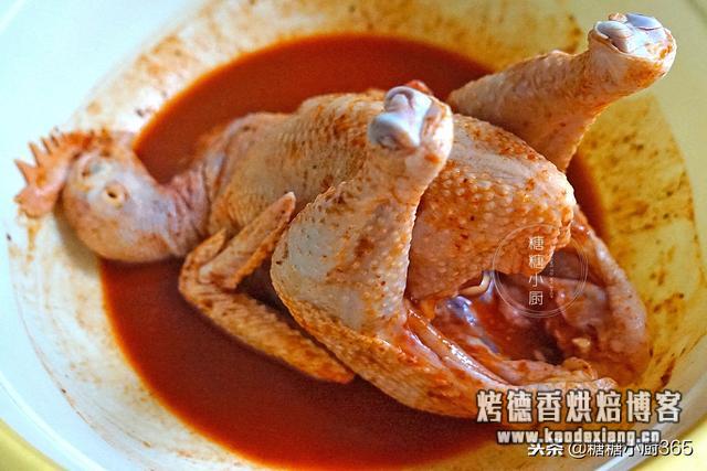 微波炉烤整鸡多长时间?烤鸡别出去买了,一袋酱料腌一腌,自己就能烤,香的直流口水