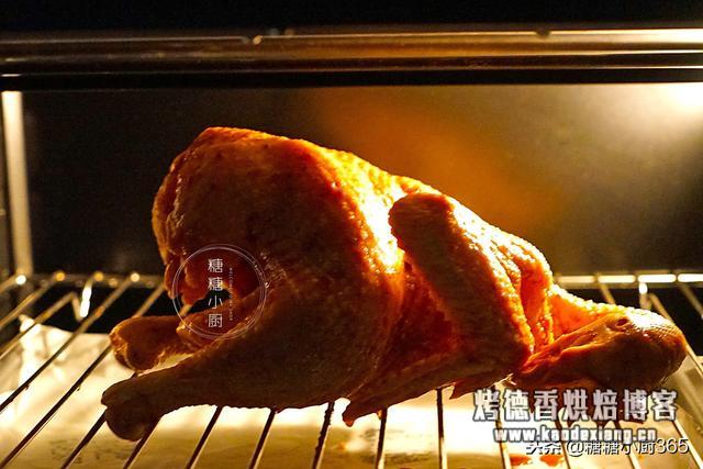 微波炉烤整鸡多长时间?烤鸡别出去买了,一袋酱料腌一腌,自己就能烤,香的直流口水