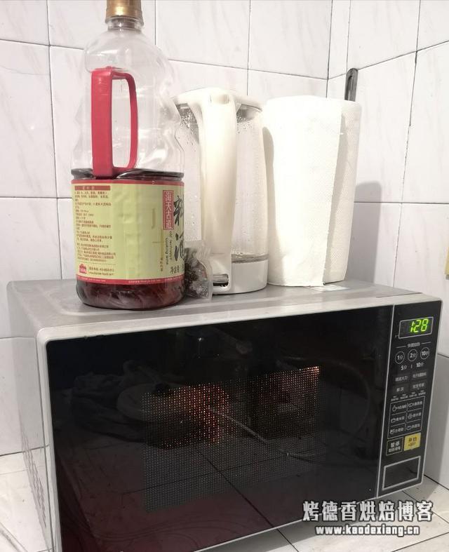微波炉烤鸡的家常做法?微波炉烤全鸡的做法(零难度)
