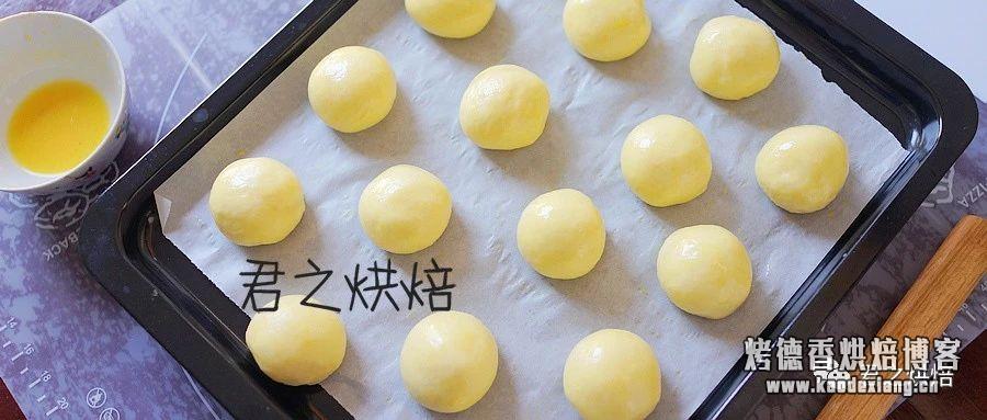 面包制作方法  一口小面包，有着非常诱人的香味