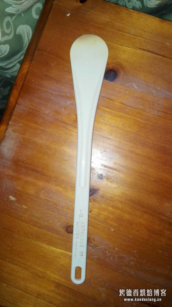 做海绵蛋糕全蛋打发后筛入面粉怎么搅拌才能不消泡呢?