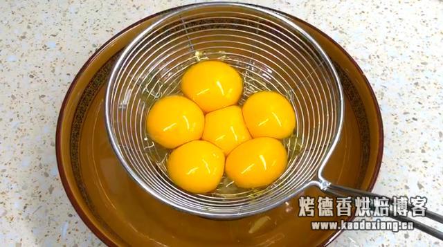 蒸蛋糕回缩的原因窍门 蒸蛋糕时,掌握这几个小技巧,保准松软细腻不回缩,比买的还好吃