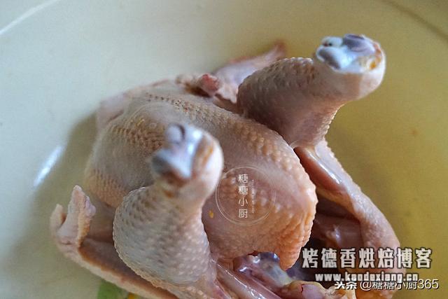 微波炉烤整鸡多长时间?烤鸡别出去买了,一袋酱料腌一腌,自己就能烤,香的直流口水