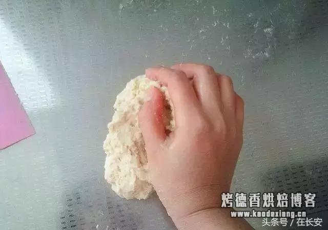 最详细的手工揉面方法，窍门、手法全在里面 如何揉面光滑