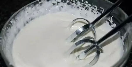 【烘焙西点】教你如何在家自制鲜奶油（淡奶油）