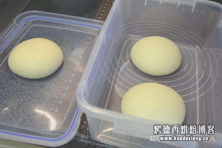 面包制作中,滚圆这个步骤怎么操作?