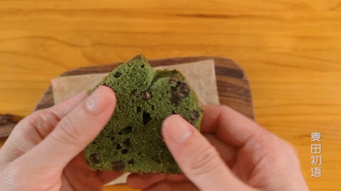 松软细腻的抹茶磅蛋糕,咬一口茶香四溢,红豆甜入心扉