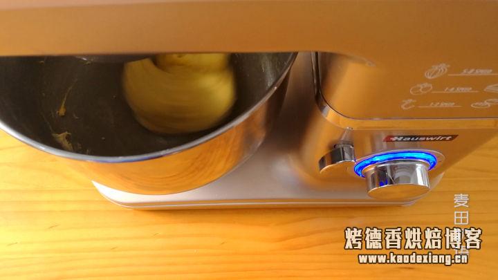 软绵香醇的南瓜吐司,制作步骤非常详细,让你在家也能轻松做