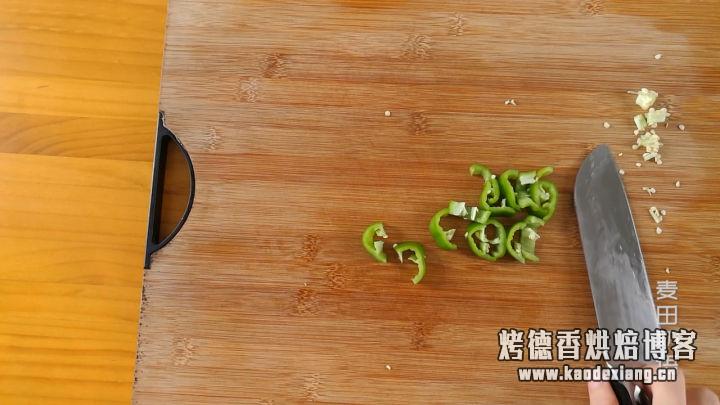 教你做正宗的意式披萨,饼底酥脆内馅软嫩,比外面好吃太多了