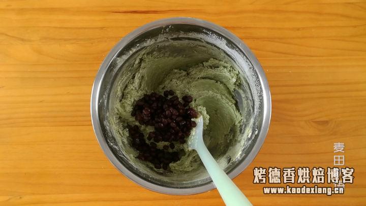 松软细腻的抹茶磅蛋糕,咬一口茶香四溢,红豆甜入心扉