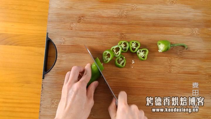 教你做正宗的意式披萨,饼底酥脆内馅软嫩,比外面好吃太多了