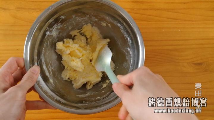 松软细腻的抹茶磅蛋糕,咬一口茶香四溢,红豆甜入心扉