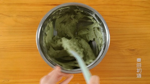 松软细腻的抹茶磅蛋糕,咬一口茶香四溢,红豆甜入心扉