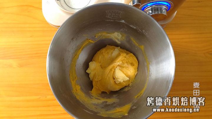 软绵香醇的南瓜吐司,制作步骤非常详细,让你在家也能轻松做