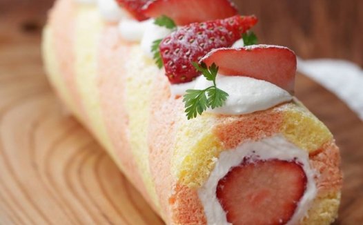 条纹草莓蛋糕卷制作方法