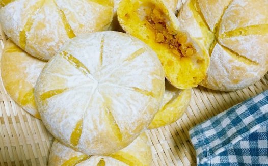 南瓜?咸蛋黄肉松麻薯软欧包?  制作方法