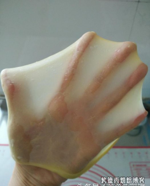 面包揉面包出膜技巧?史上最详细手工揉面方法,窍门、手法全在里面,包你做出成功面包